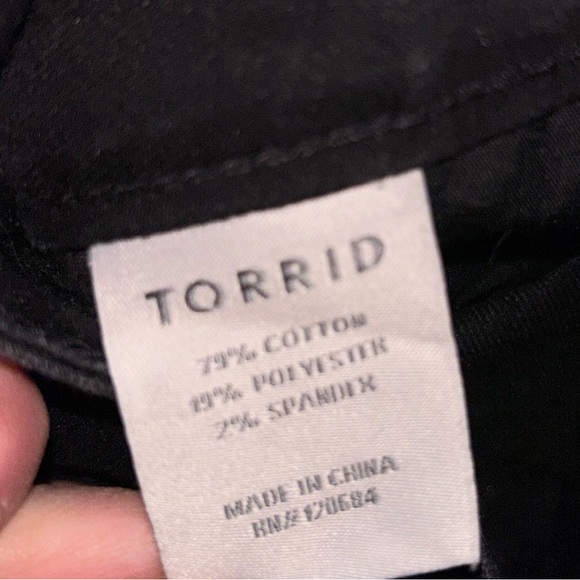 Nwt torrid 20 short skinny Jean kiss lip print - Picture 3 of 3